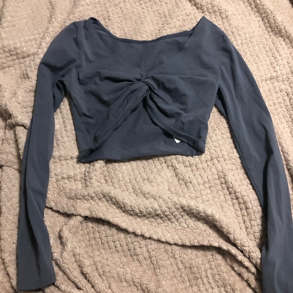 twisted front long sleeve blue-grey crop top